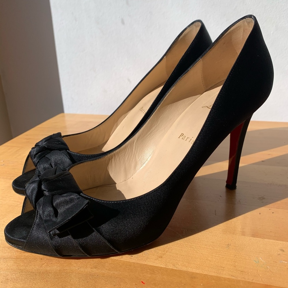 Christian Louboutin satin pumps (size 42) w/ comfort padding @ ball of foot 🥰🌹